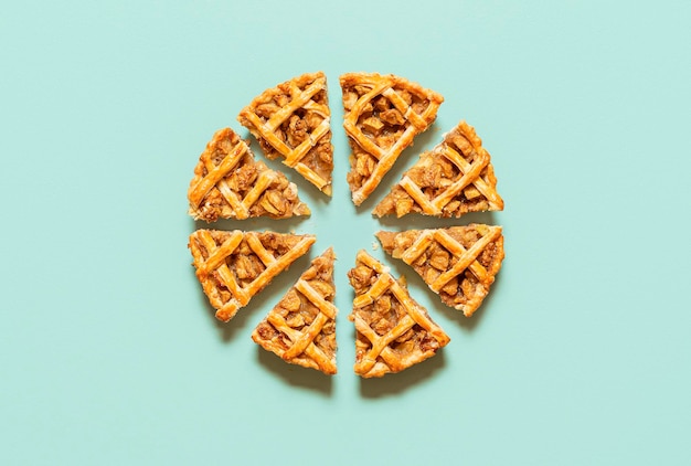 Photo sliced apple pie with lattice crust isolated on green table homemade apple pie top view