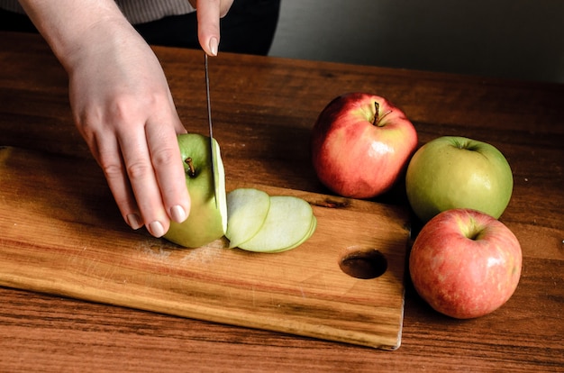 Photo sliced apples on a wooden board