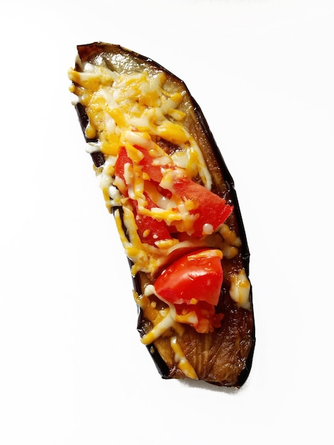 Photo sliced baked eggplant with cheese and tomato on top