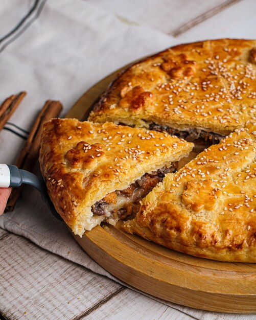 Нарезанный печеный пирог с говядиной и тыквой.