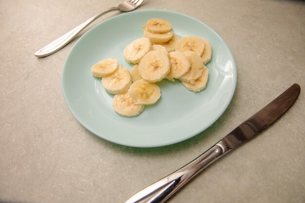 Foto banana a fette in una ciotola sfondo della cucina messa a fuoco selettiva