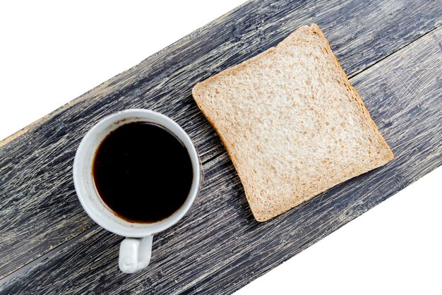 Pane affettato e una tazza di caffè sul bordo