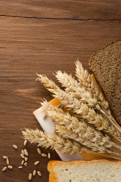 Sliced bread and ears of wheat on napkin