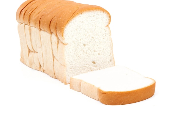 白い背景の上のパン食品をスライス