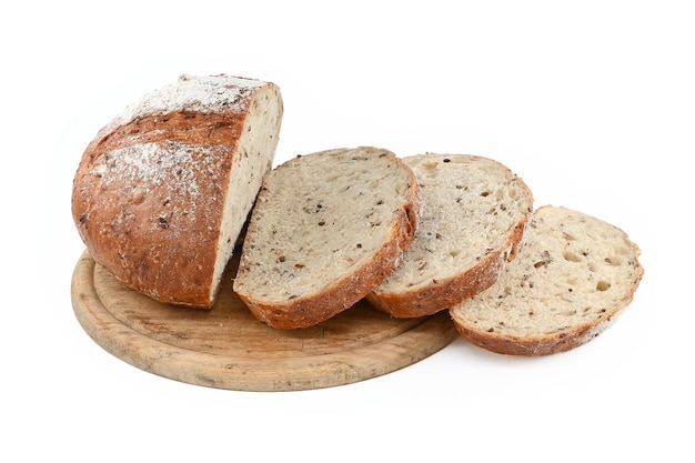 Pagnotta di pane affettata isolata su una priorità bassa bianca