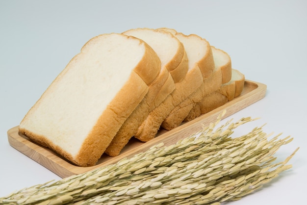 Фото Нарезанный хлеб с клубничным джемом на деревянной плите