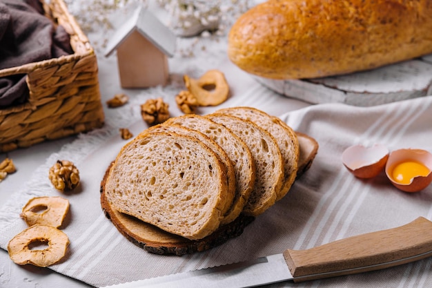 Нарезанный хлеб с красивым крупным планом украшений