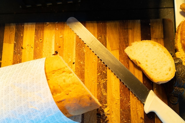 Sliced bread with bread knife, focus on sliced bread