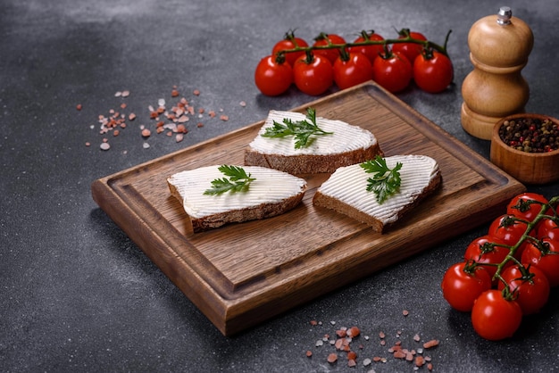 Pane a fette con crema di formaggio e burro a colazione