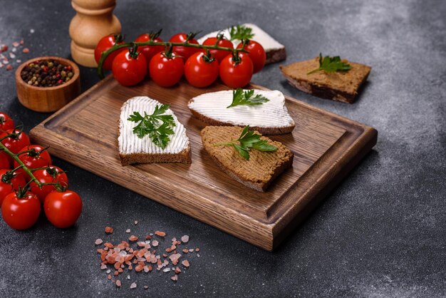 Fette di pane con crema di formaggio e burro a colazione