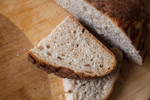 Нарезанный хлеб на деревянном столе