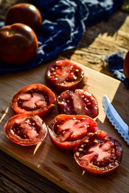 Foto pomodori ibridi marroni tagliati chiamati kumatos