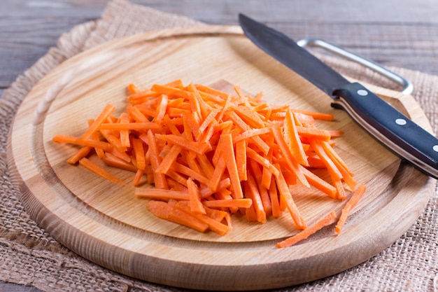 Нарезанная морковь на разделочной доске