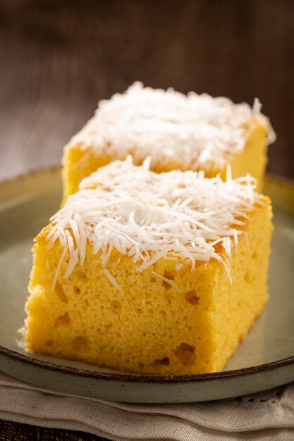 Photo sliced coconut cake on the table