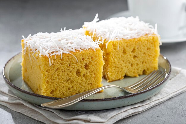 Torta al cocco affettata sul tavolo