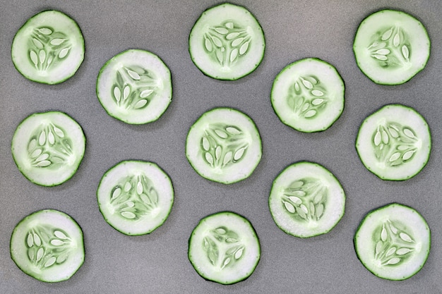 Photo sliced cucumber on a gray background