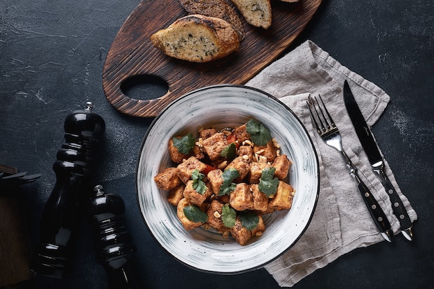 Fette di melanzane a fette in un piatto su uno sfondo grigio. cucinare le melanzane fritte. melanzane affettate e fritte in pastella.