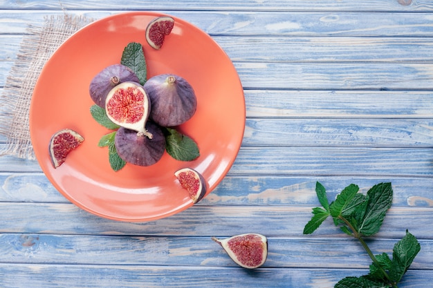 Sliced figs and mint 