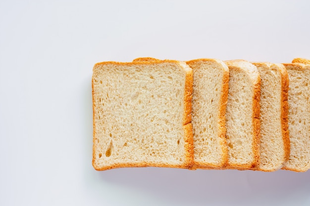 Фото Нарезанный хлеб из цельной пшеницы на белом фоне