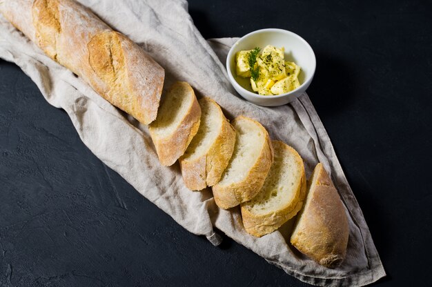 Baguette e burro francesi affettati.