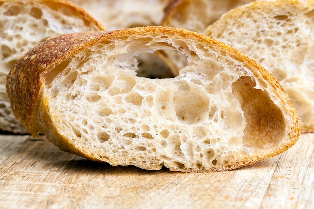 Нарезанный свежий хлеб на столе