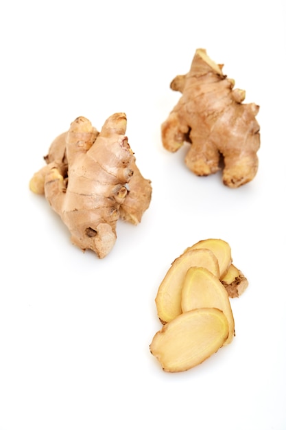 Photo sliced fresh ginger root spice