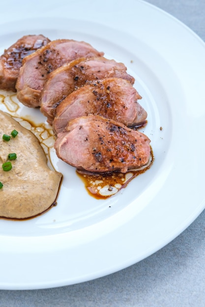 Photo sliced fried duck breast