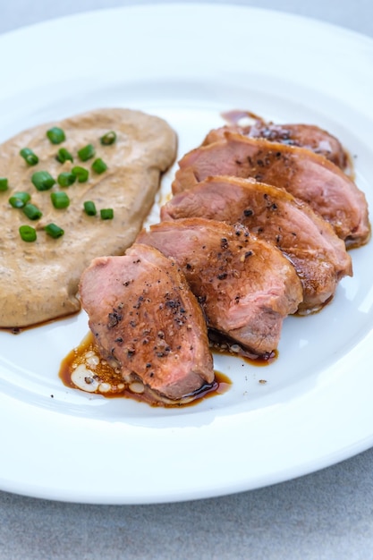 Photo sliced fried duck breast