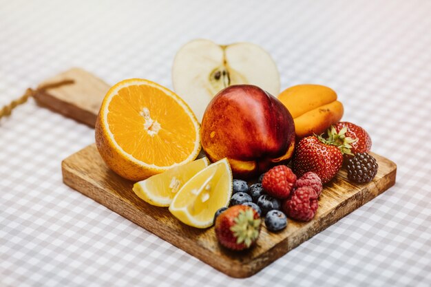 Frutta affettata sul tagliere di legno