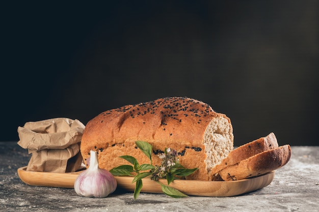 Pane all'aglio affettato sulla tavola concreta