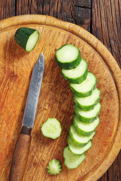 Foto cetriolo verde affettato su un tavolo da taglio in cucina vista in cima al tavolo in legno con spazio per la copia