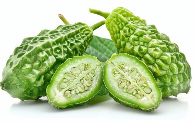 Photo sliced green pariah fruit from momordica charantia momordica charantia39s green pariah fruit slices against white background