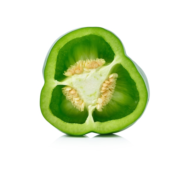 Нарезанный зеленый перец, изолированных на белом