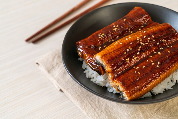 Sliced grilled eel with sauce