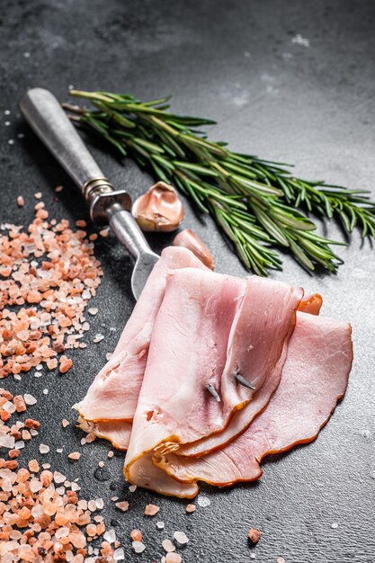 Affettato di prosciutto di carne di maiale prosciutto cotto sfondo nero vista dall'alto