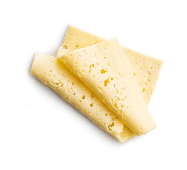 Foto formaggio a pasta dura affettato isolato su priorità bassa bianca