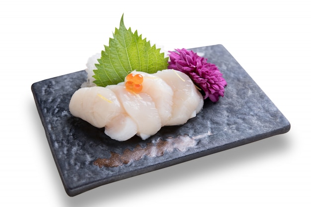 Ломтики японской морской гребешка с лососевой икрой на вершине сашими ужин, изолированные на белом фоне