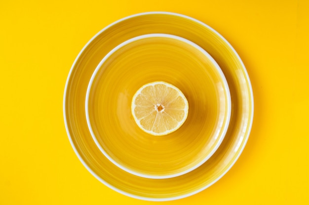접시 평면도에 레몬 슬라이스