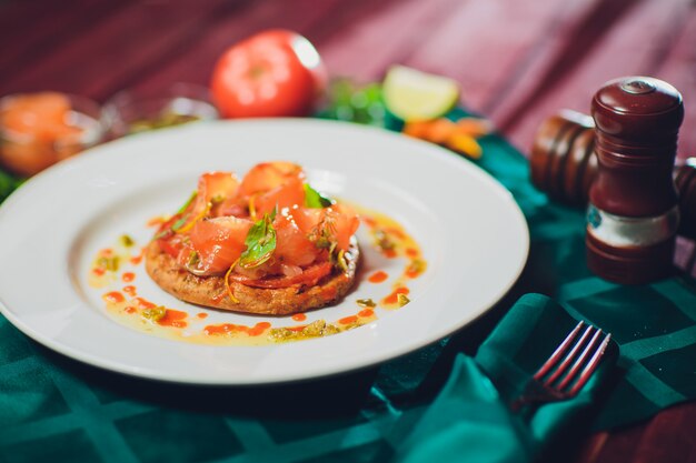 Crostata di funghi affettata con formaggio e pomodori close-up sul tavolo. trota orizzontale