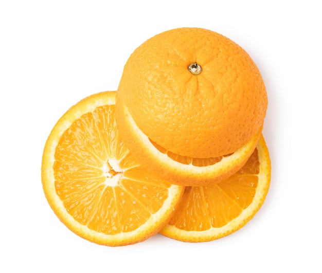 白い背景に分離されたオレンジのフルーツをスライス