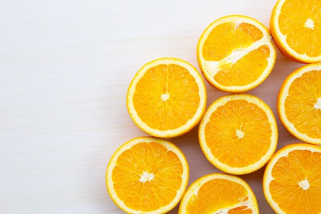 テーブルの上でスライスしたオレンジ。高ビタミンC、ジューシーで甘い。