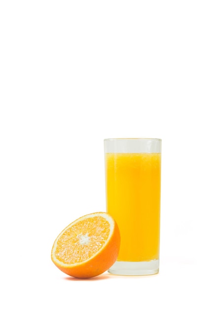写真 白い背景の上のオレンジジュースのガラスとスライスしたオレンジ