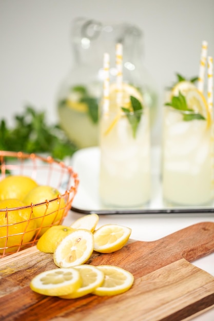 Foto fette di limone biologico su tagliere di legno.