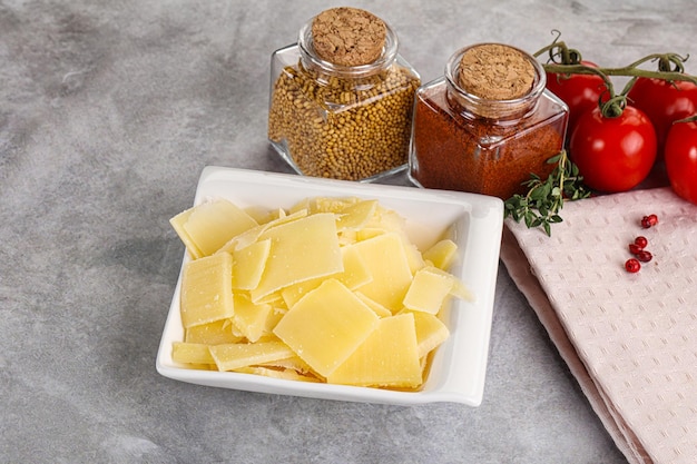 Photo sliced parmesan cheese in the bowl