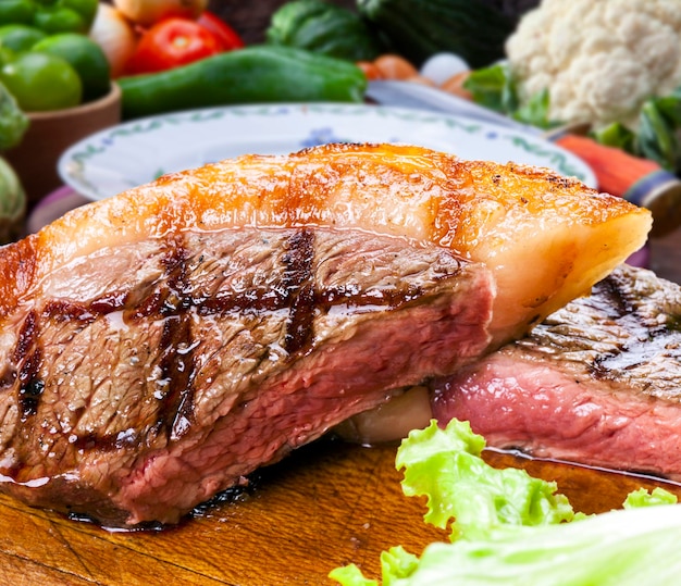 Sliced Picanha with tomato salad and lettuce