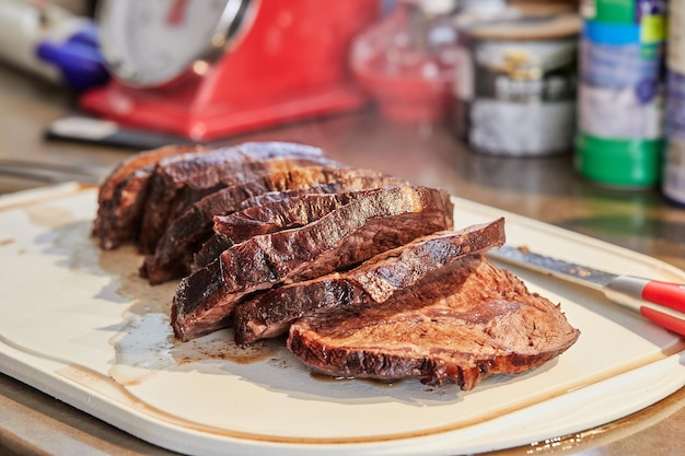 Foto tagliata di manzo fritta con cipolle in salsa di vino pronta da servire a bordo della cucina gourmet francese