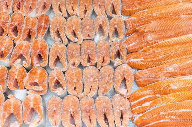 Нарезанные кусочки свежей рыбы на льду в отделе морепродуктов в супермаркете