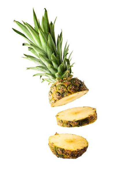 Foto ananas affettato isolato su sfondo bianco