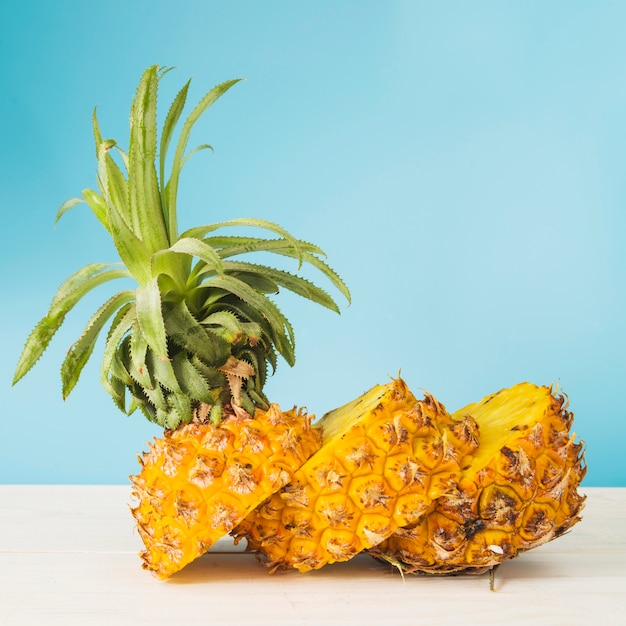 Foto ananas a fette su superficie di legno