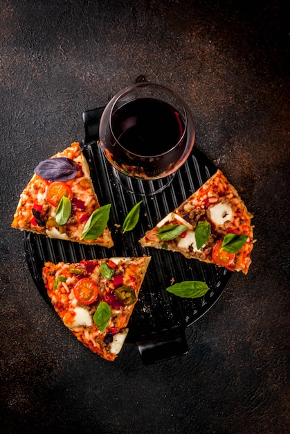 Фото Нарезанная пицца и красное вино